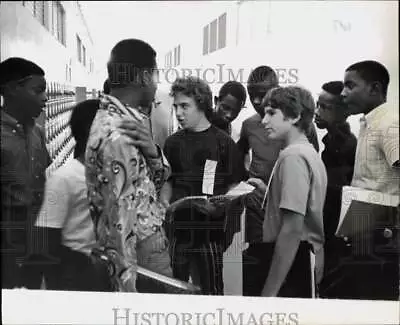 1970 Press Photo Danny Grief Explains Nautilus High School Paper To New Students • $19.99