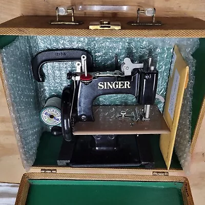 Vintage Singer Miniature Child Sewing Machine Model 20 Great Condition • $132.50