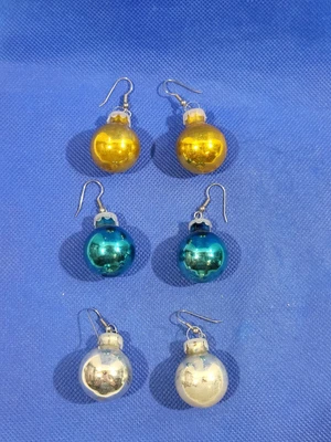 $2.96 • Buy 3 Sets Christmas Ornaments Gold Silver Blue Earrings Vintage Christmas 