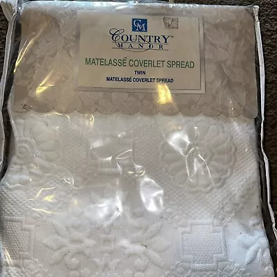 Country Manor  White  Matelasse Coverlet  Twin Spread • $19.99