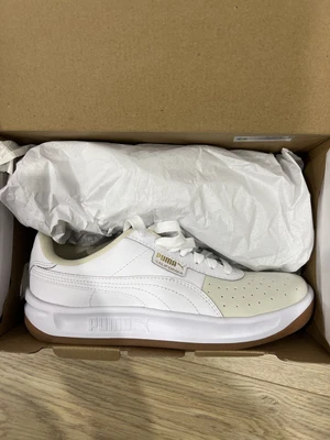 $55 • Buy Ladies Shoes Size 10