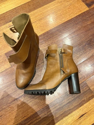 $25 • Buy Massimo Dutti Leather Brown Boots