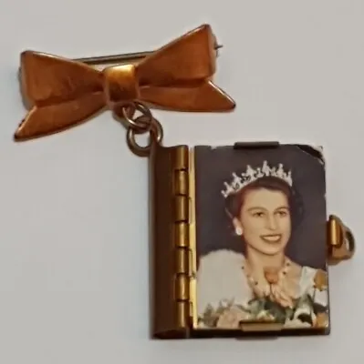 Queen Elizabeth II Photo Book Brooch - RARE • £18.99