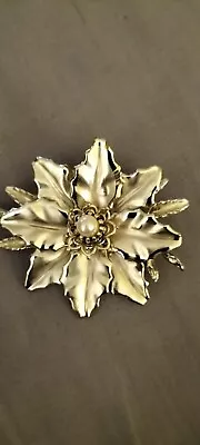 Beautiful Vintage HOLLYWOOD Silver Tone Flower Brooch With Faux Pearl • £18.99