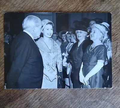 Press Photo (Rare?) Of A Young Queen Elizabeth II Meeting Delighted Ladies Royal • £6.99