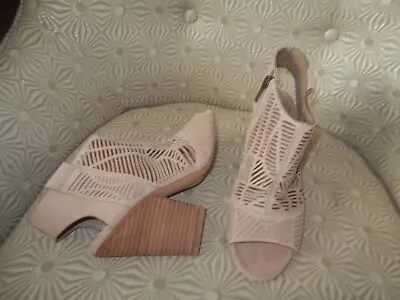 VINCE CAMUTO Kimora Womens Tan Suede Leather Laser Cut Block Heel Zip Sandal 7.5 • $10