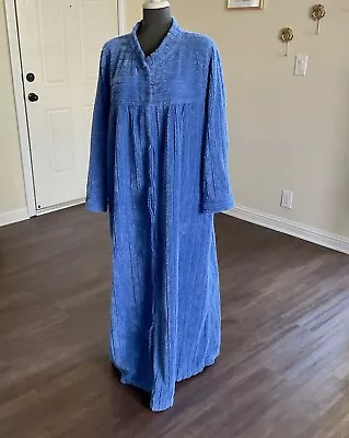 Vintage Comfort Choice Womens Blue Chenille Robe Size 1X Button • $49