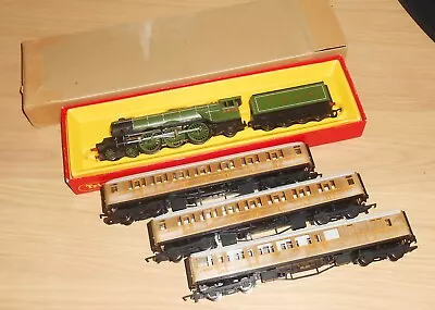 TRIANG HORNBY 4472 LNER FLYING SCOTSMAN R850 Class A3 Loco & 3 LNER COACHES • £54.99