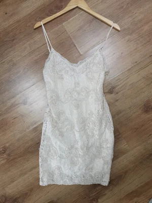 £10 • Buy Cream Lace Embroidered Slip Dress By Zara Size M(10) Worn Once