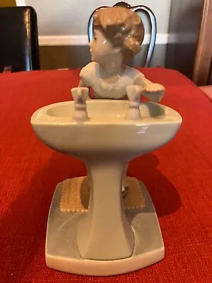 Lladro CLEAN UP TIME By Julio Fernandez #4838. Girl At Sink. Vintage. 1977 • $145