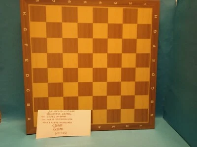 Tavolino da gioco con scacchiera intarsiata sul piano. Primo Novecento