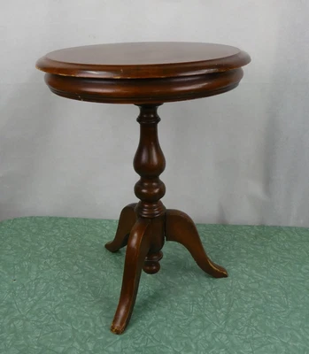$15 • Buy Vintage 3 Leg Turned Round Coffee / Side Table