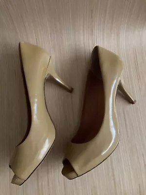 Vince Camuto Women's Kira Pump Size 8B Peep Toe Tan Nude Patent Leather Heels • $19.99