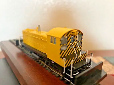 SW8/900 SWITCHER YELLOW -DCC & SOUND- HO Scale - SAFETY STRIPE -NEW OOP RARE • $298.89