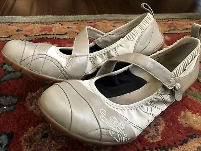 Merrell Barefoot Wonder Glove Mary Janes Aluminum Beige US 6.5 Women’s EUC‼️ • $29.99