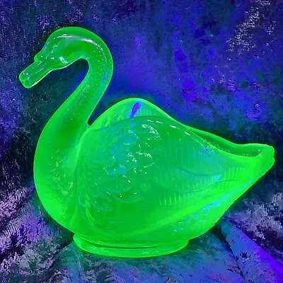 Fenton Uranium Green Iridescent Art Glass Swan 5  Strong Glow Vintage Nice! • $28