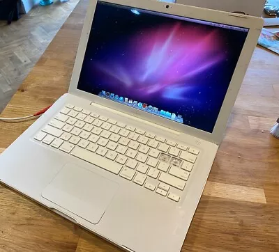 Apple Macbook 13  White Laptop - Intel Core 2 Duo - 1GB Ram - 160GB HDD • £24.95