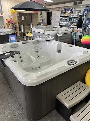 Jacuzzi J225 Hot Tub | Brand New • £4995