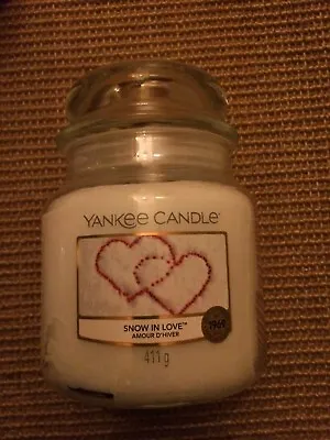 Yankee Candle Snow In Love Medium Jar Candle • £13.99