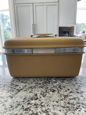 Samsonite Saturn Vintage Makeup Suitcase. • $35