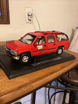 WELLY  2001 1/18 Chevrolet Suburban Diecast Truck  Red Montana RARE • $179