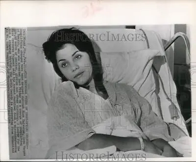 1964 Press Photo Miss Universe Ieda Vargas As Bronchitis Patient At Mt. Sinai • $29.88