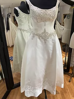 Size 18 Vintage Wedding Gown Ivory With Silver Embroidery Detachable Train  • $75
