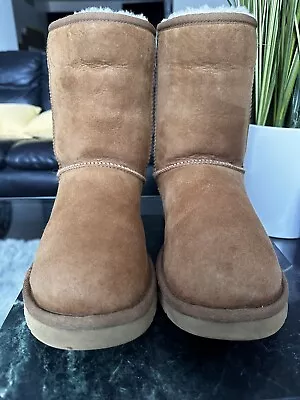 UGG  5825 Australia Classic Short  Women’s Boots Size 10 Chestnut • $32