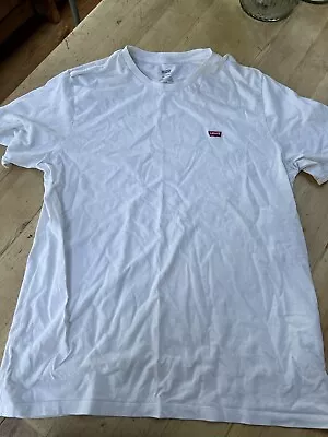Levi T-shirt Large • £3