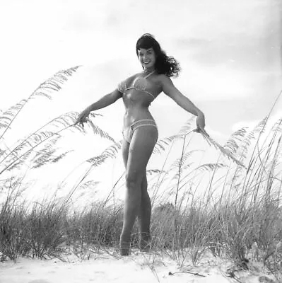 383090 Bettie Page Standing On The Beach WALL PRINT POSTER AU • $20.85
