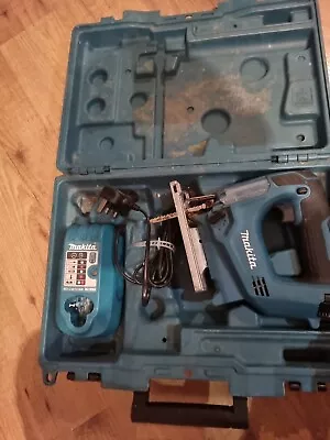 Makita Jigsaw JV100D 10.8v Cordless With Battery Charger And Case Good Condition • £95