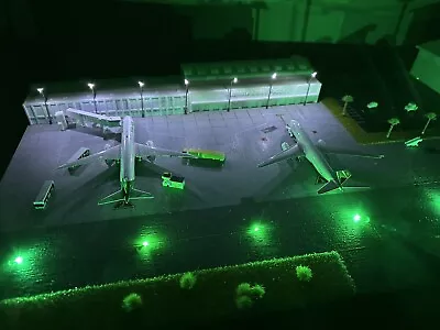 1/400 (x8) Model Airport Taxiway Lights (Green) Battery Operated ￼ • $19.89