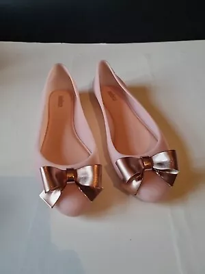 Melissa Women's Flat Shoes In Nude Pink With Golden Bow Decal EU 39 UK Size 6. • £19.99