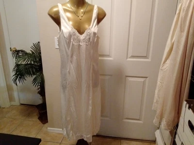 $28 • Buy Womans Vintage Full Slip LEGG'S Cream Beige Size 40 Lace Trim