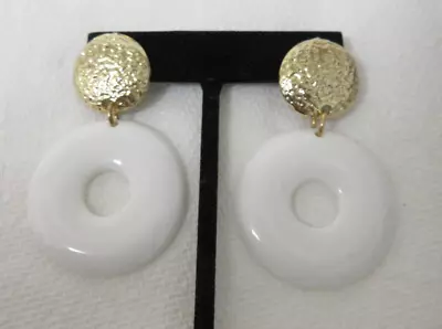 Vintage Textured Gold Tone White Plastic Dangle Hoop Pierced Earrings • $8.99