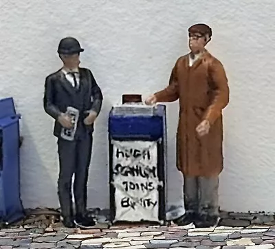 FG05  Newspaper Vendor Stand And Customer Figures Unpainted O Scale • £8.99