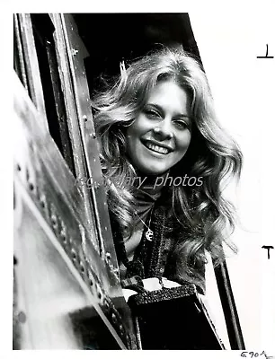 1976 Actress Lindsay Wagner Looks From Train Original News Service Photo • $14.99