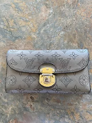 Authentic Louis Vuitton Mahina Porte Amelia Wallet Taupe Gray Wallet • $100