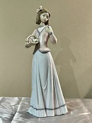 Vintage Lladro Figurine 7644 INNOCENCE IN BLOOM Collectors Society *NIB* • $74.50