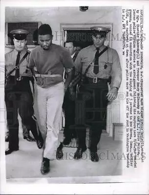 1966 Press Photo Mass Murderer Arthur Davis With Police - Nea62666 • $19.99