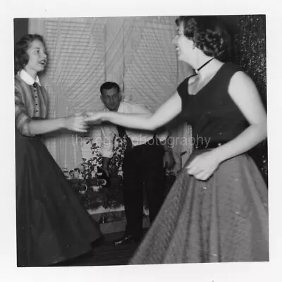 PARTY GIRLS Vintage FOUND FAMILY PHOTO Black + White Snapshot ORIGINAL 32 LA 82 • $12.74