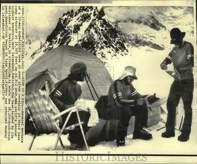 1975 Press Photo Pakistan's K-2 Expedition Team Go Over Plans At Base Camp • $19.99