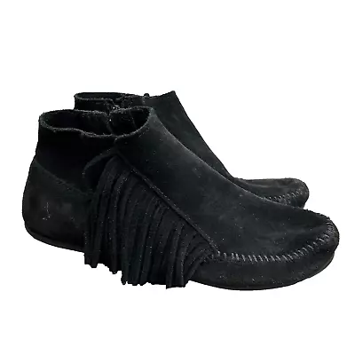 Women's 9 Minnetonka Moccasins Leather Suede Ankle Boots Lace Up Fringe Black • $33.57