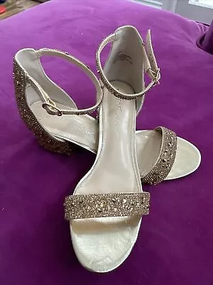 BETSEY JOHNSON Gold Jeweled Open Toed Low Heel Shoes Size 8.5 W • $39.99