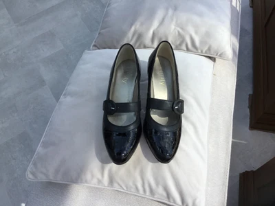 £5 • Buy Equity Black Patent Shoes Size 5.5