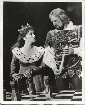 1982 Press Photo Actor Richard Harris & Meg Bussert In Theater Play   Camelot  • $19.99