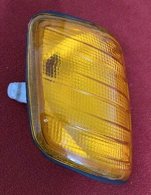 $25 • Buy Mercedes-Benz W124 1984-95 AMBER PASSENGER RIGHT R CORNER TURN SIGNAL LIGHT LAMP