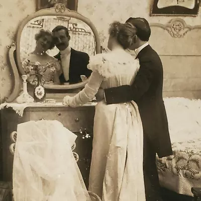 Married Couple Admiring Mirror Stereoview C1900 Wedding Bride Groom Reflect D857 • $17.97
