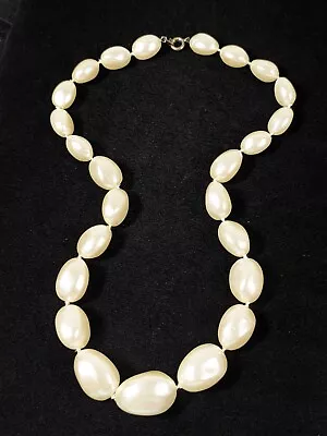 Vintage Ivory Color Pearlized Acrylic Oval Graduated Bead Necklace 19 Inch • $7.34