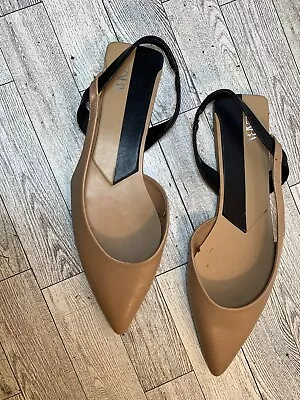 Zara Flat Sandals Size 40 Sling Back Beige With Black • $22